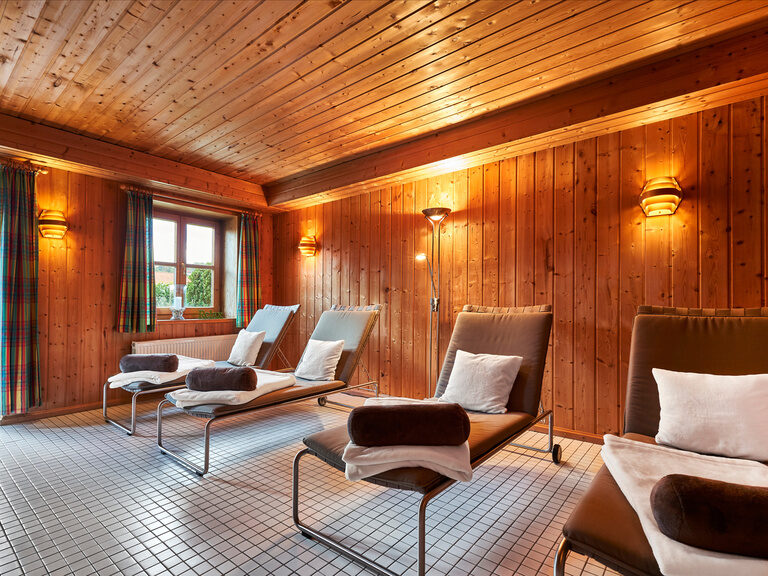 Mehrere bequeme Liegen im Ruhebereich des Hotels zur Waldbahn in Zwiesel.